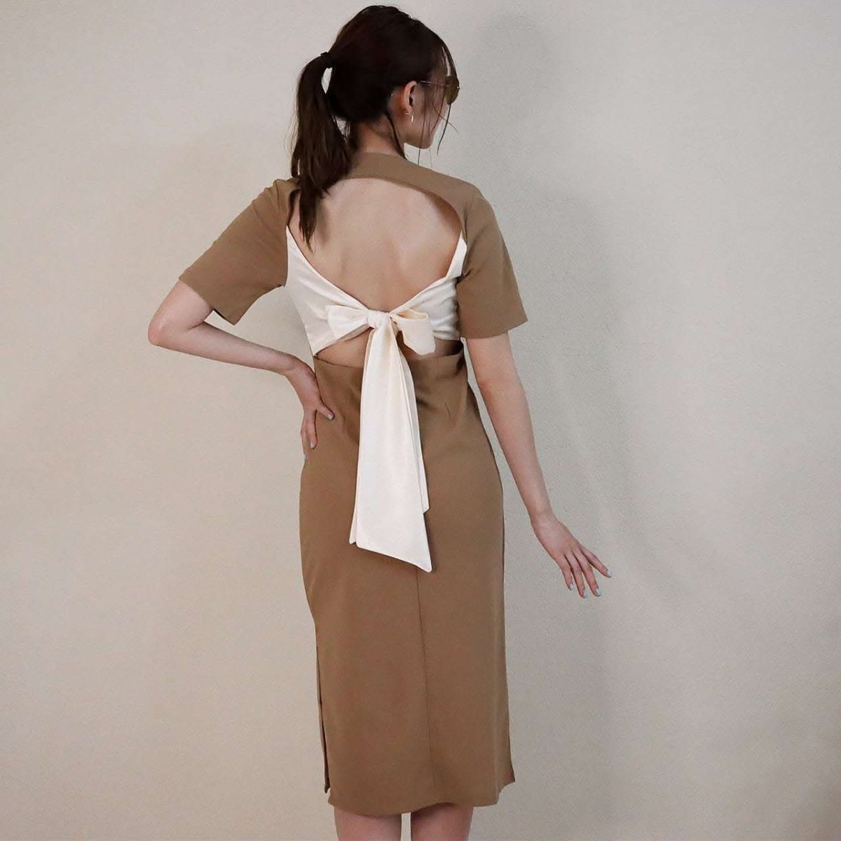 <ベージュ1点即納>【動画あり】オープンバックバイカラーリボンワンピース 2色展開 - select store mirror me<ベージュ1点即納>【動画あり】オープンバックバイカラーリボンワンピース 2色展開194477774mirror meselect store mirror me194477774【即納】ベージュ M
