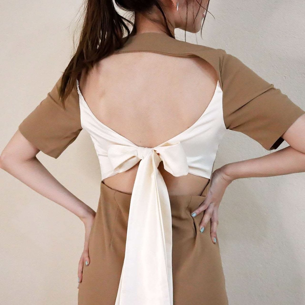 <ベージュ1点即納>【動画あり】オープンバックバイカラーリボンワンピース 2色展開 - select store mirror me<ベージュ1点即納>【動画あり】オープンバックバイカラーリボンワンピース 2色展開194477774mirror meselect store mirror me194477774【即納】ベージュ M