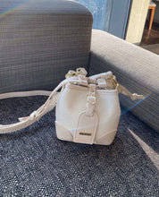 切り替えレザー巾着ショルダーバッグ 2色展開 - select store mirror me切り替えレザー巾着ショルダーバッグ 2色展開159790498mirror meselect store mirror me159790498ホワイト(小サイズ)