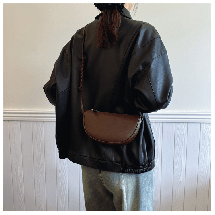 【2025春夏新作】ミニマル半月ショルダーバッグ 2色展開 - select store mirror me【2025春夏新作】ミニマル半月ショルダーバッグ 2色展開select store mirror meselect store mirror meブラウン