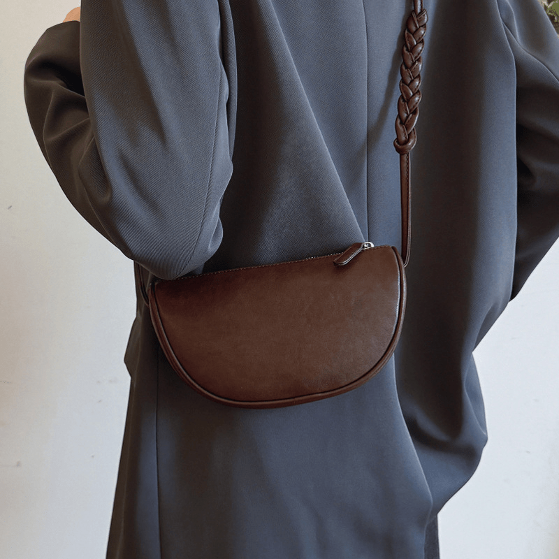 【2025春夏新作】ミニマル半月ショルダーバッグ 2色展開 - select store mirror me【2025春夏新作】ミニマル半月ショルダーバッグ 2色展開select store mirror meselect store mirror meブラウン
