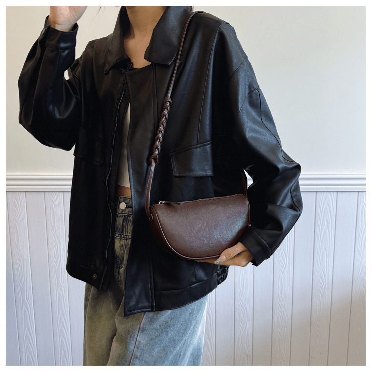 【2025春夏新作】ミニマル半月ショルダーバッグ 2色展開 - select store mirror me【2025春夏新作】ミニマル半月ショルダーバッグ 2色展開select store mirror meselect store mirror meブラウン