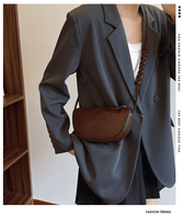 【2025春夏新作】ミニマル半月ショルダーバッグ 2色展開 - select store mirror me【2025春夏新作】ミニマル半月ショルダーバッグ 2色展開select store mirror meselect store mirror meブラウン