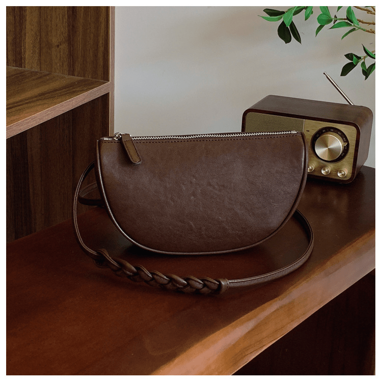 【2025春夏新作】ミニマル半月ショルダーバッグ 2色展開 - select store mirror me【2025春夏新作】ミニマル半月ショルダーバッグ 2色展開select store mirror meselect store mirror meブラウン