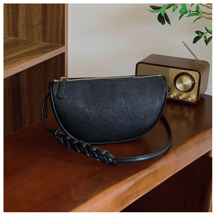 【2025春夏新作】ミニマル半月ショルダーバッグ 2色展開 - select store mirror me【2025春夏新作】ミニマル半月ショルダーバッグ 2色展開select store mirror meselect store mirror meブラック