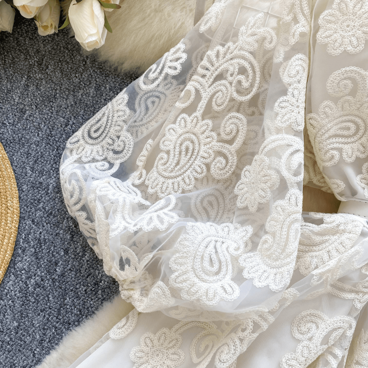 【2025春夏新作】刺繍レースVネックワンピース【2色展開】 - select store mirror me【2025春夏新作】刺繍レースVネックワンピース【2色展開】select store mirror meselect store mirror meアプリコットS