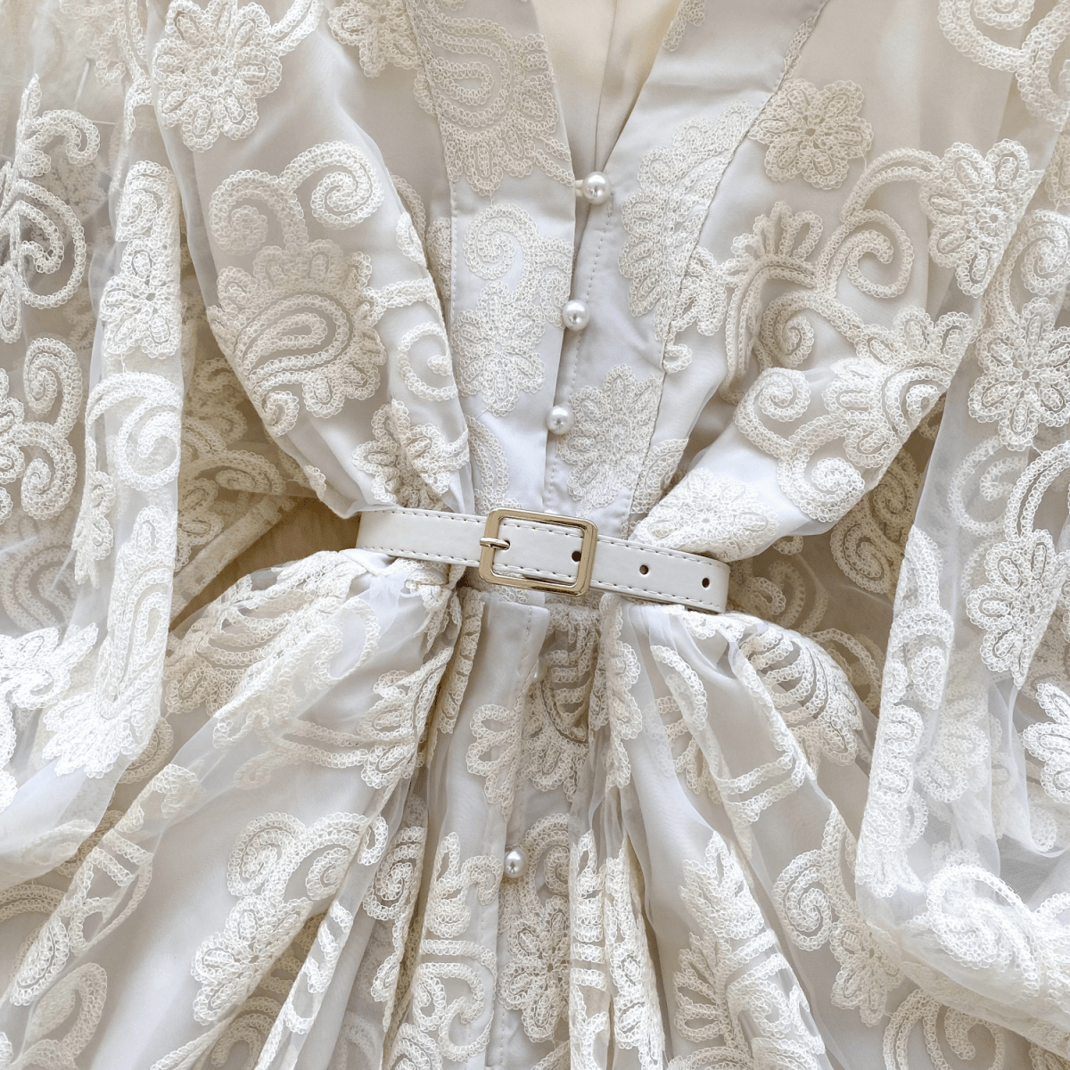 【2025春夏新作】刺繍レースVネックワンピース【2色展開】 - select store mirror me【2025春夏新作】刺繍レースVネックワンピース【2色展開】select store mirror meselect store mirror meアプリコットS