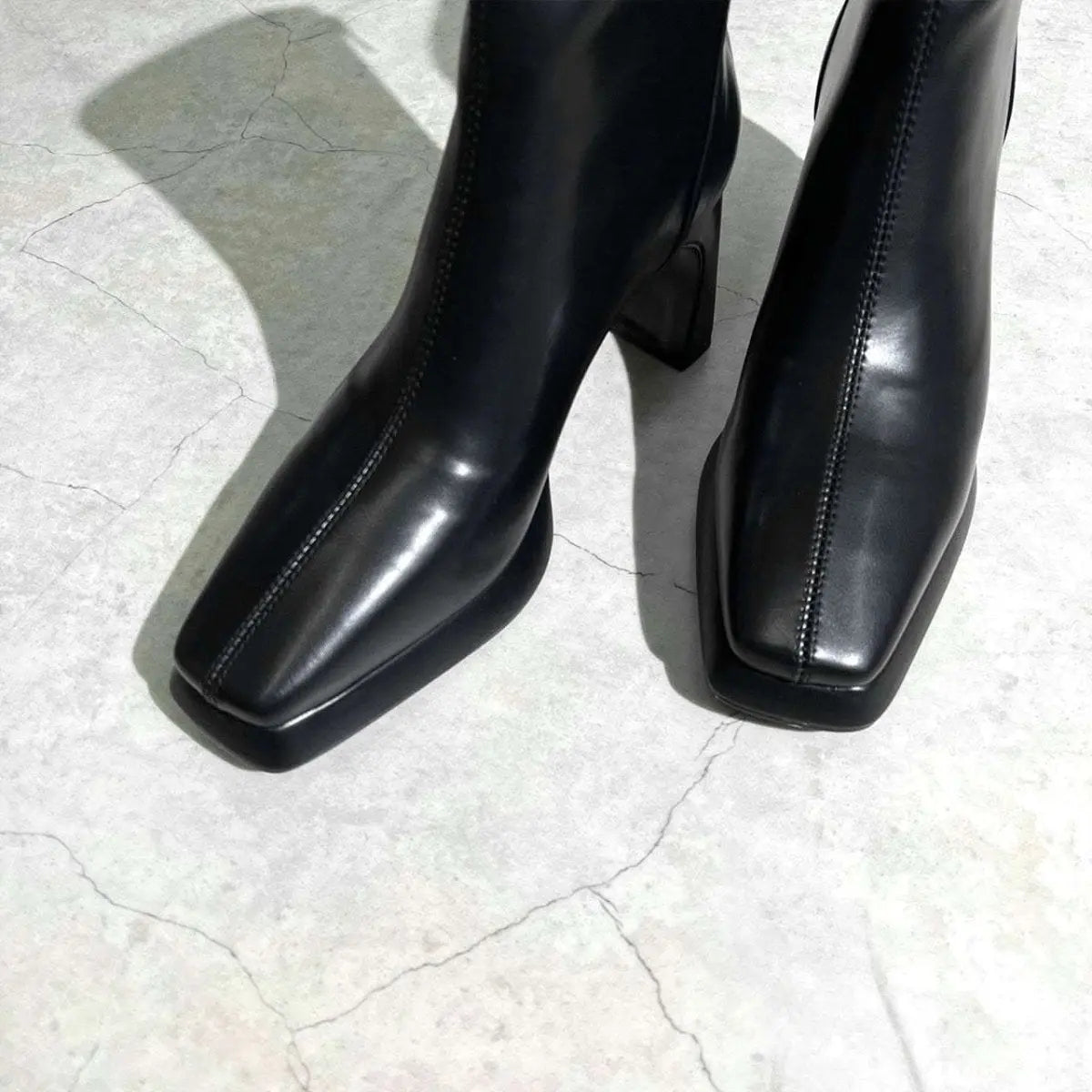 【動画あり】美ラインヒールシンプルショートブーツ 2色&2種展開 mirror me