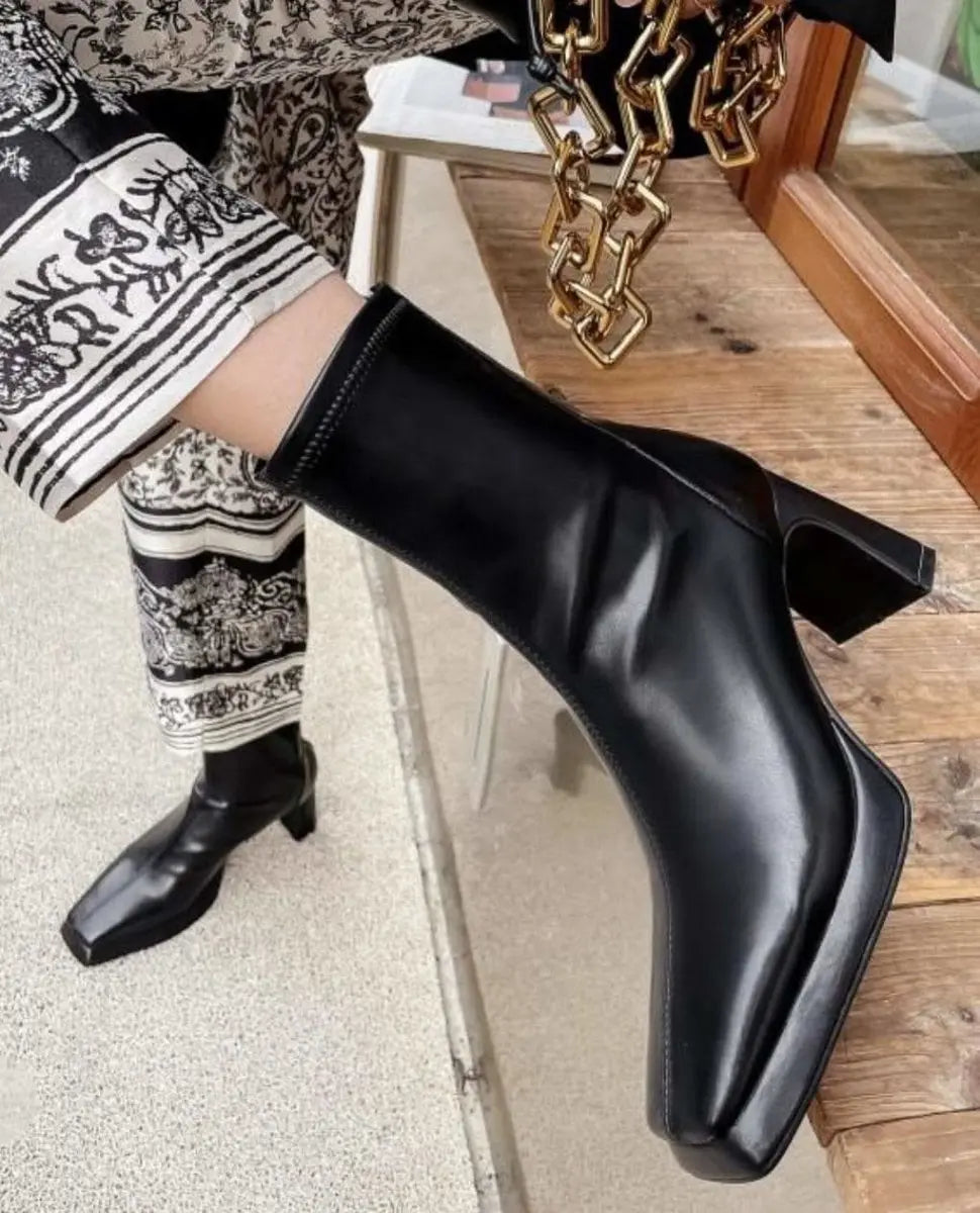 【動画あり】美ラインヒールシンプルショートブーツ 2色&2種展開 mirror me