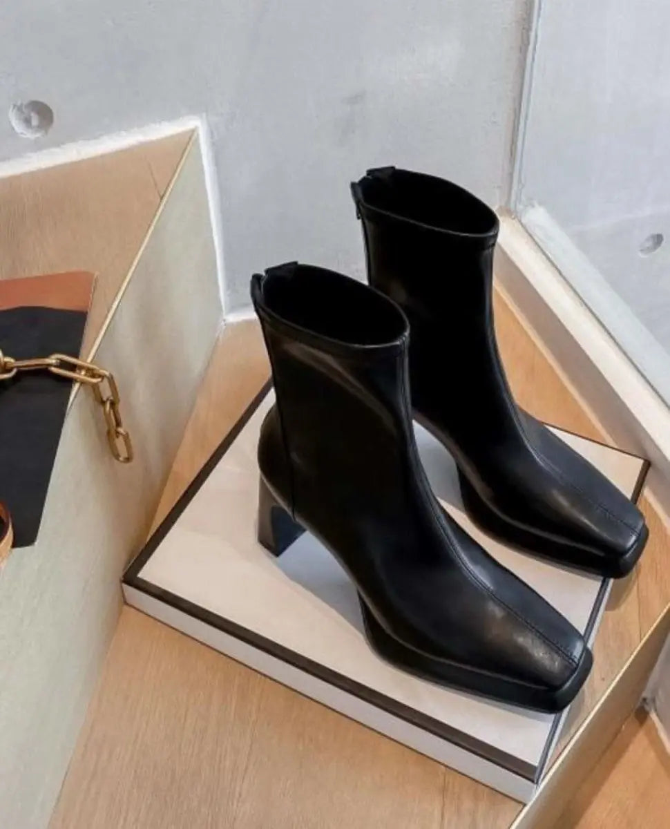 【動画あり】美ラインヒールシンプルショートブーツ 2色&2種展開 mirror me