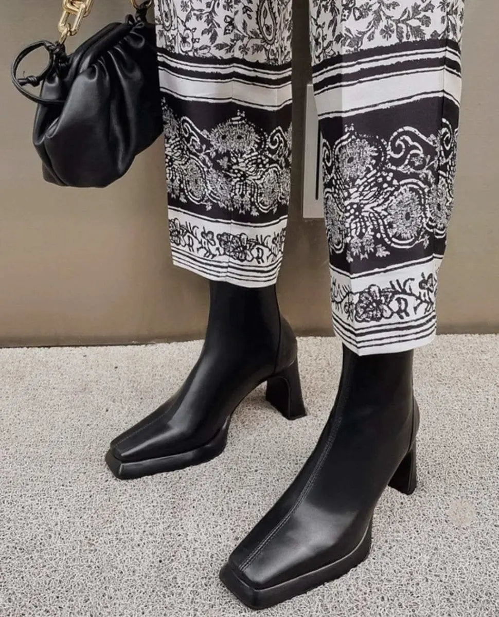 【動画あり】美ラインヒールシンプルショートブーツ 2色&2種展開 mirror me