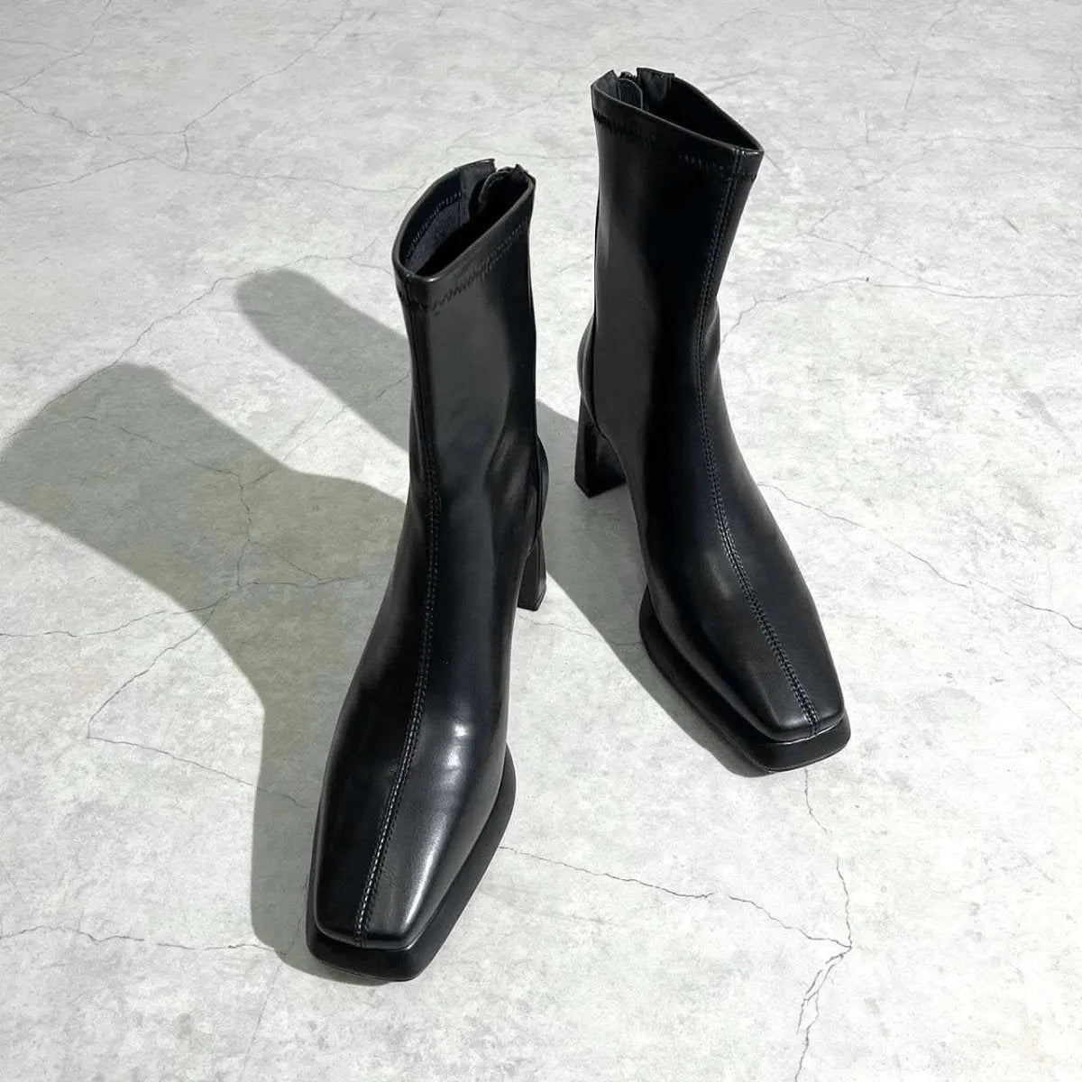 【動画あり】美ラインヒールシンプルショートブーツ 2色&2種展開 mirror me