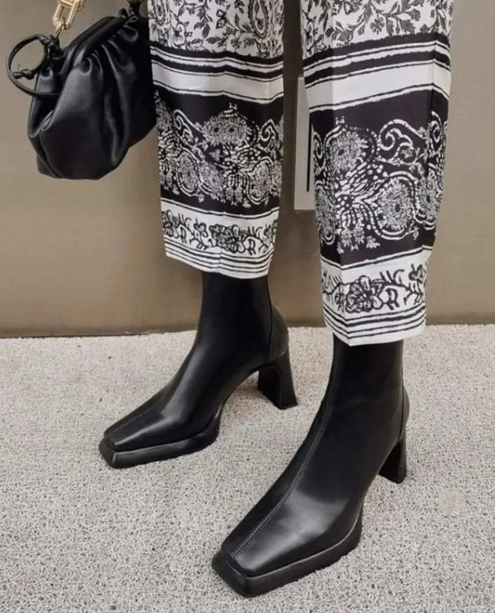 【動画あり】美ラインヒールシンプルショートブーツ 2色&2種展開 mirror me