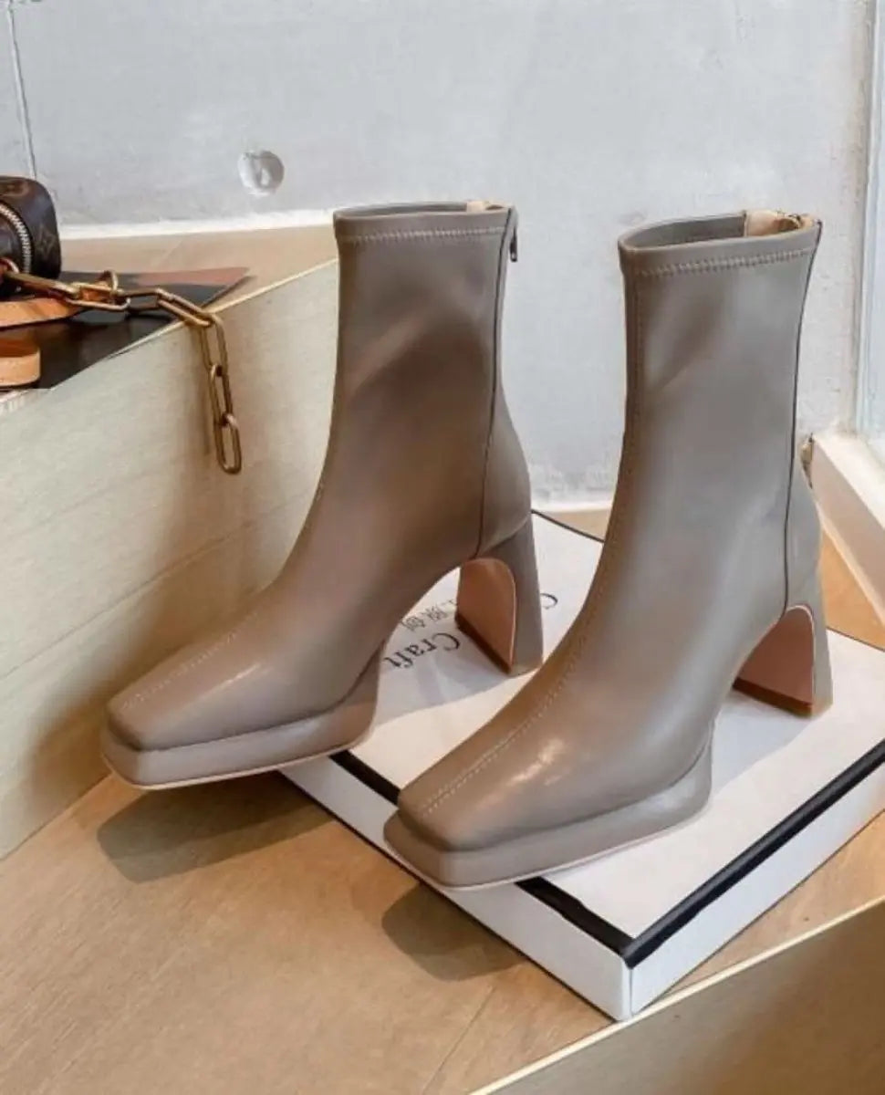 【動画あり】美ラインヒールシンプルショートブーツ 2色&2種展開 mirror me