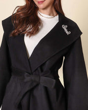 熟練職人の手作業【高品質ウール95%】【動画あり】ビビットカラーブローチ付きウールコート 4色展開 - select store mirror me熟練職人の手作業【高品質ウール95%】【動画あり】ビビットカラーブローチ付きウールコート 4色展開153370023mirror meselect store mirror me153370023マスタードイエロー S