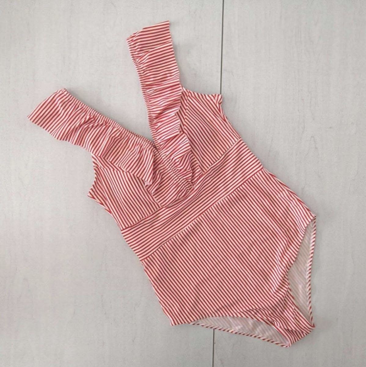 ブラックLサイズ1点即納><インスタグラマー様ご愛用>Vネックフリルストライプモノキニビキニ 3色展開 - select store mirror meブラックLサイズ1点即納><インスタグラマー様ご愛用>Vネックフリルストライプモノキニビキニ 3色展開52695800mirror meselect store mirror me52695800レッド×S