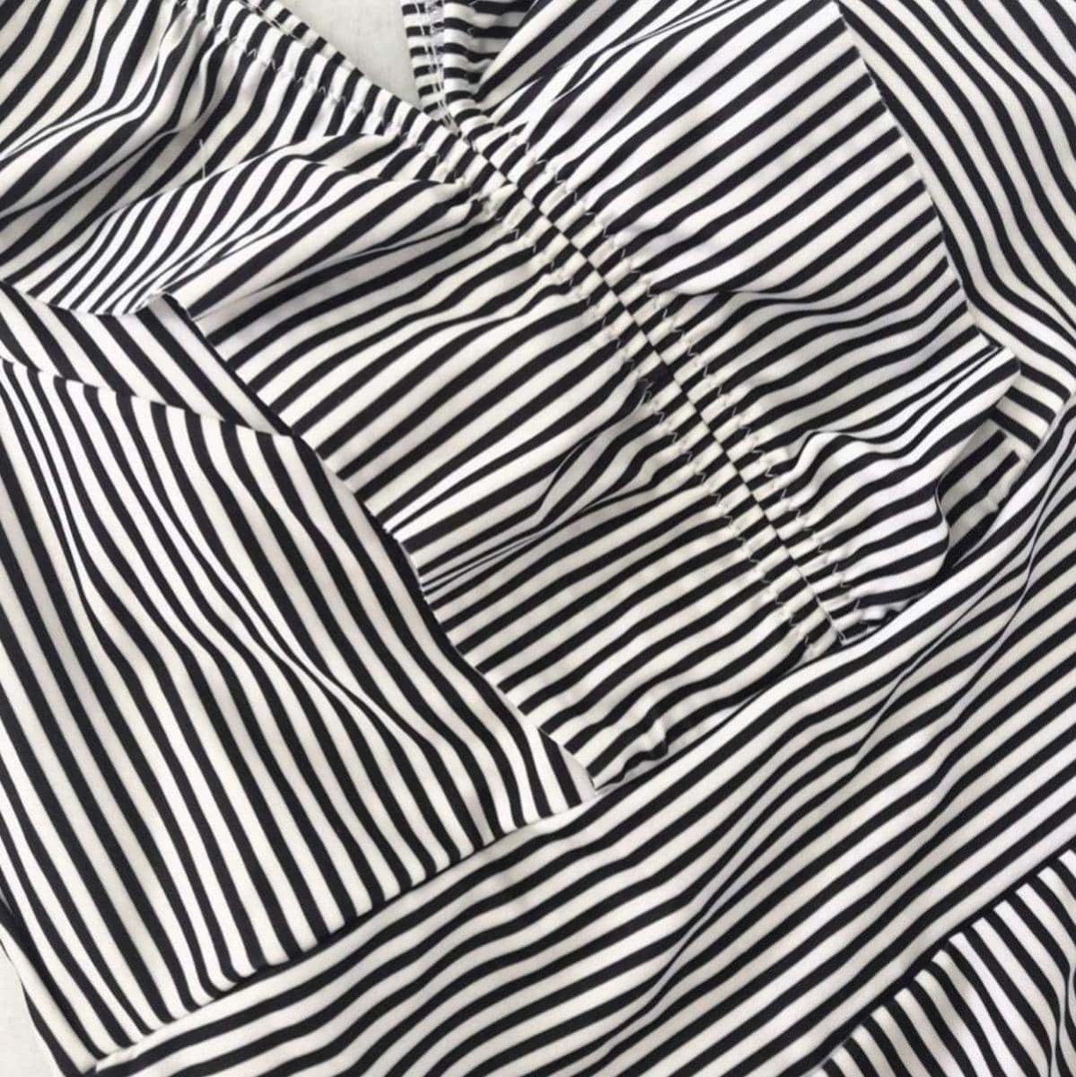 ブラックLサイズ1点即納><インスタグラマー様ご愛用>Vネックフリルストライプモノキニビキニ 3色展開 - select store mirror meブラックLサイズ1点即納><インスタグラマー様ご愛用>Vネックフリルストライプモノキニビキニ 3色展開52695800mirror meselect store mirror me52695800レッド×S