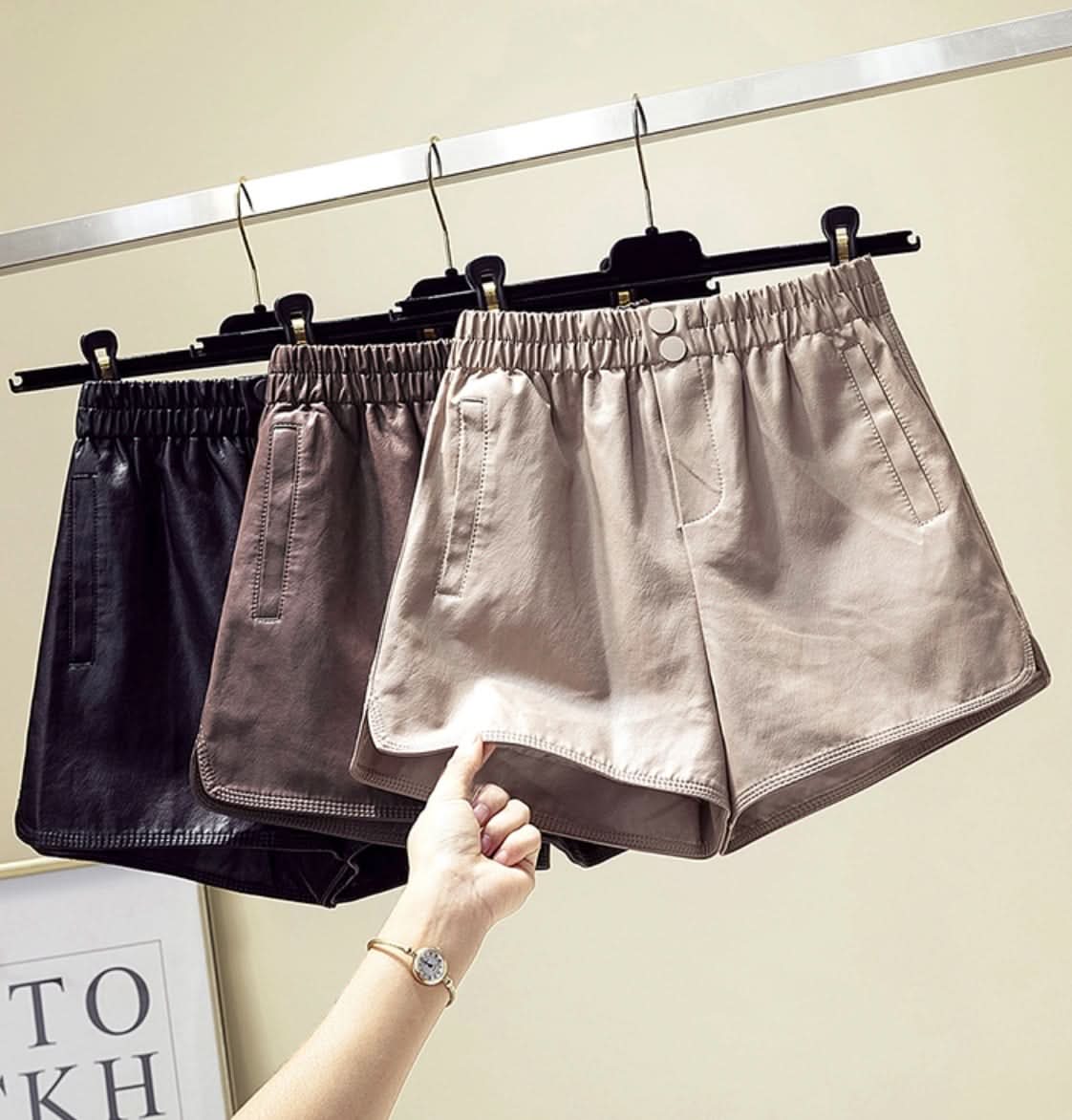 <ブラックS1点即納>セミマットPUレザーショート丈ソフトスリットパンツ 3色展開 - select store mirror me<ブラックS1点即納>セミマットPUレザーショート丈ソフトスリットパンツ 3色展開79223270mirror meselect store mirror me79223270ベージュ S