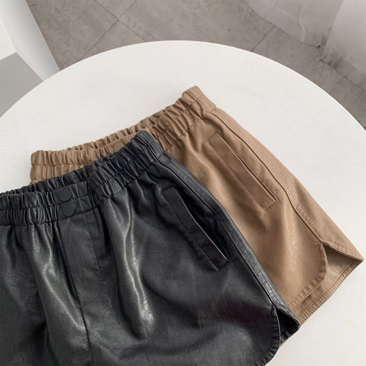 <ブラックS1点即納>セミマットPUレザーショート丈ソフトスリットパンツ 3色展開 - select store mirror me<ブラックS1点即納>セミマットPUレザーショート丈ソフトスリットパンツ 3色展開79223270mirror meselect store mirror me79223270ベージュ S