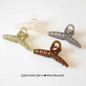 ニュアンスくすみパールヘアクリップ - select store mirror meニュアンスくすみパールヘアクリップselect store mirror meselect store mirror me緑色