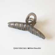 ニュアンスくすみパールヘアクリップ - select store mirror meニュアンスくすみパールヘアクリップselect store mirror meselect store mirror me薄灰色