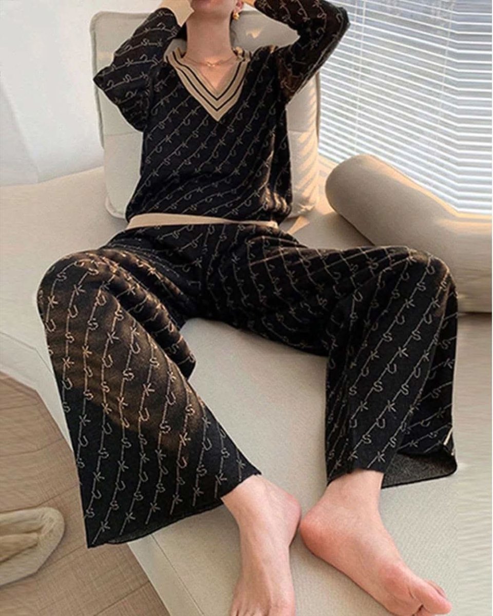 【動画あり】大ヒット!ロゴデザインVネックトップス&フレアパンツニットセットアップ 2色展開 - select store mirror me【動画あり】大ヒット!ロゴデザインVネックトップス&フレアパンツニットセットアップ 2色展開155607451mirror meselect store mirror me155607451ベージュS