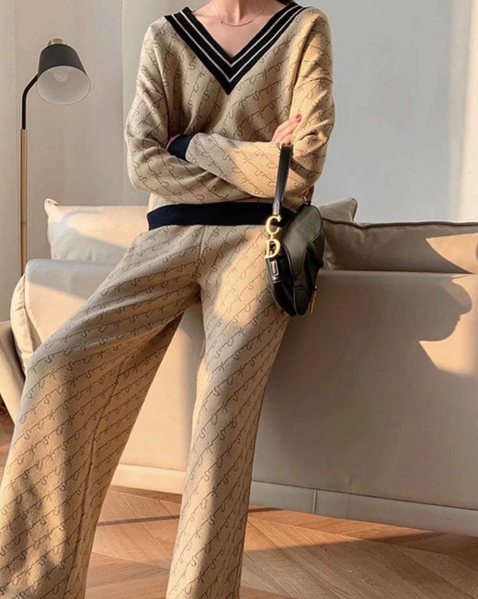 【動画あり】大ヒット!ロゴデザインVネックトップス&フレアパンツニットセットアップ 2色展開 - select store mirror me【動画あり】大ヒット!ロゴデザインVネックトップス&フレアパンツニットセットアップ 2色展開155607451mirror meselect store mirror me155607451ベージュS