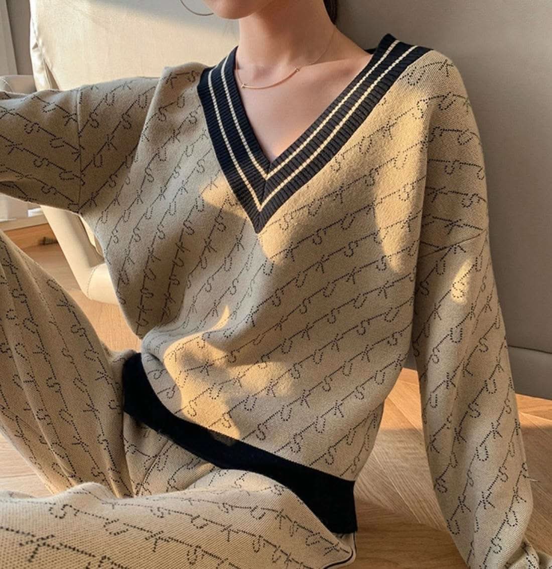 【動画あり】大ヒット!ロゴデザインVネックトップス&フレアパンツニットセットアップ 2色展開 - select store mirror me【動画あり】大ヒット!ロゴデザインVネックトップス&フレアパンツニットセットアップ 2色展開155607451mirror meselect store mirror me155607451ベージュS