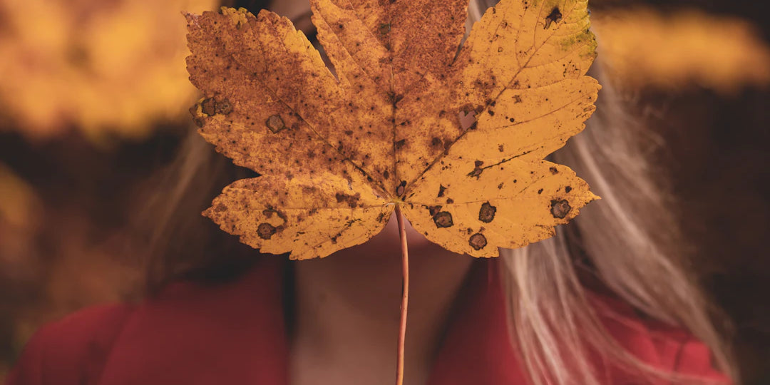 秋のカジュアルコーデで見せるフリル トップスの魅力