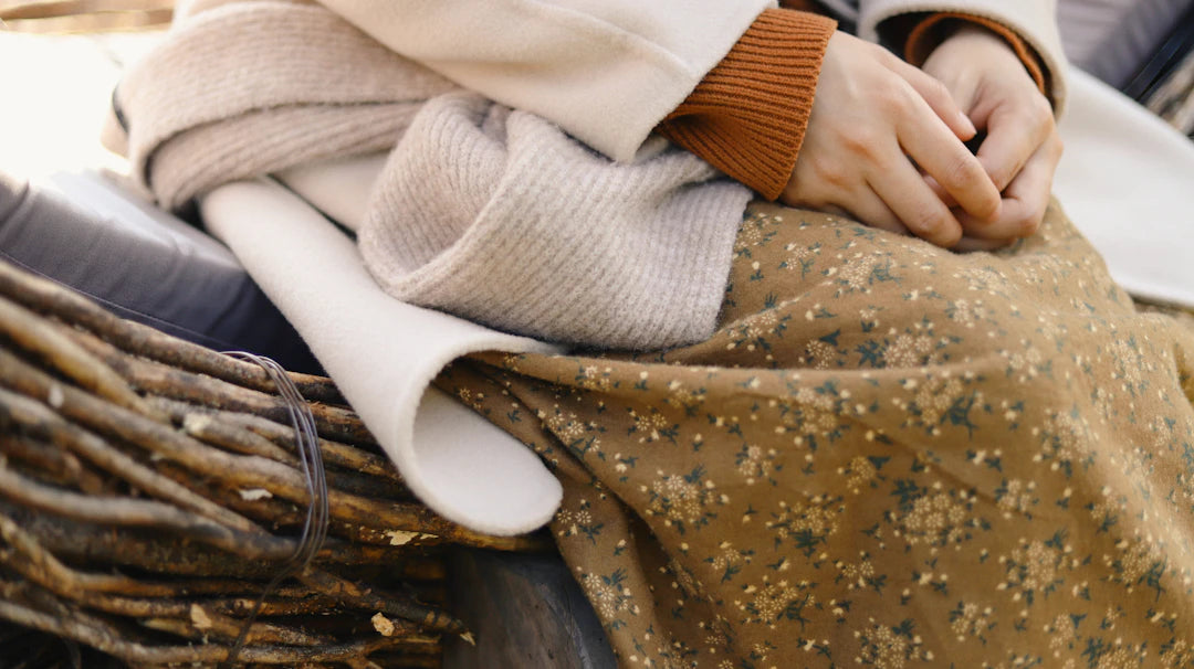 オフショルダーアイテムで大人カジュアルを演出