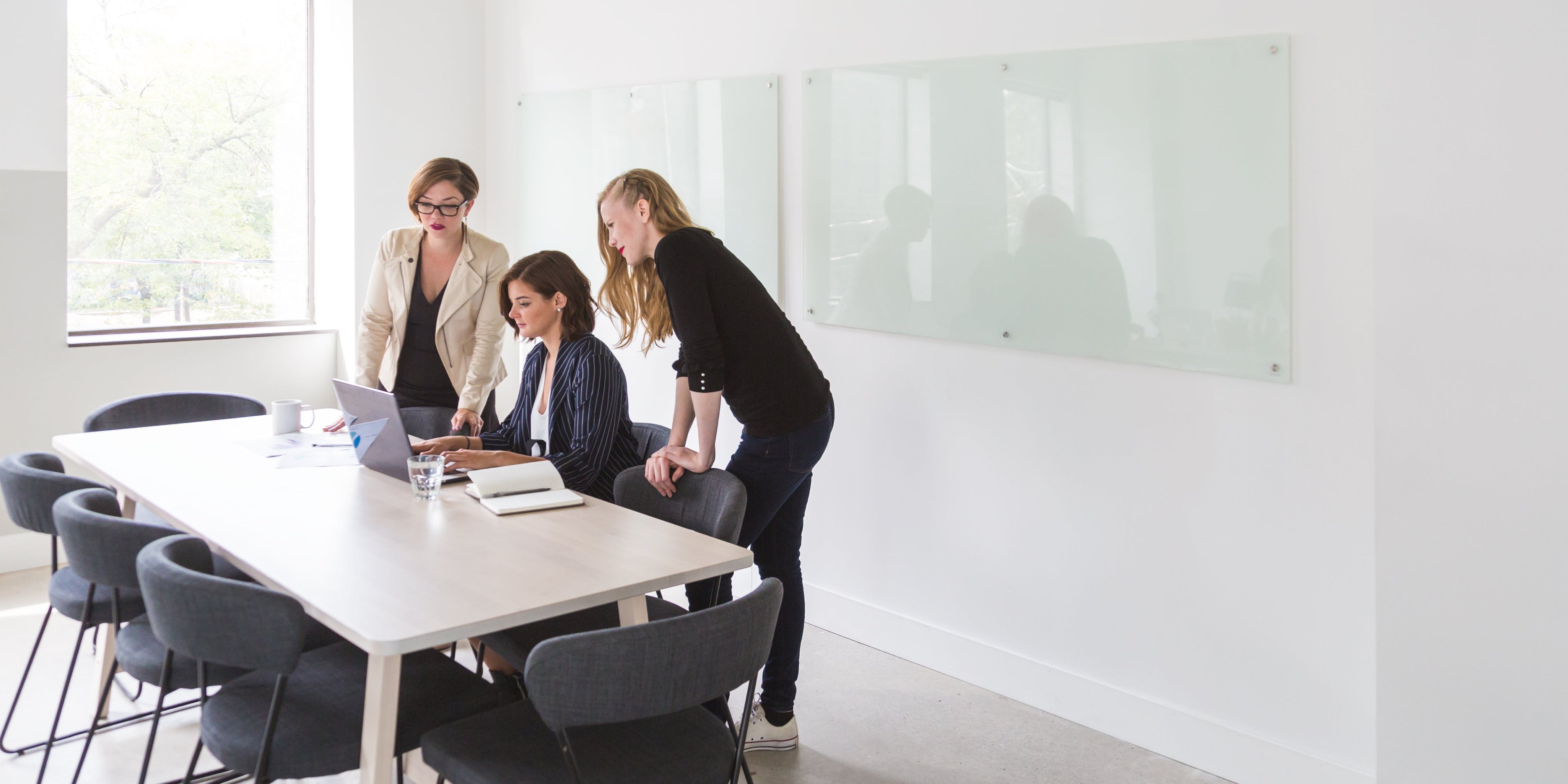 オフィスカジュアルを格上げするアイテム特集