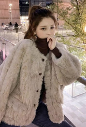 フワモコミディコートを着用した女性、ノーカラーデザイン、ボア素材、寒さ対策に最適。