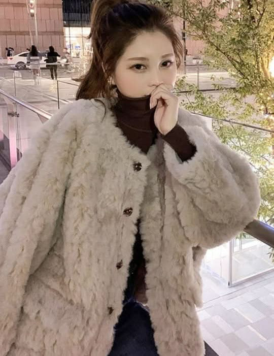 フワモコミディコートを着用した女性、ノーカラーデザイン、ボア素材、寒さ対策に最適。