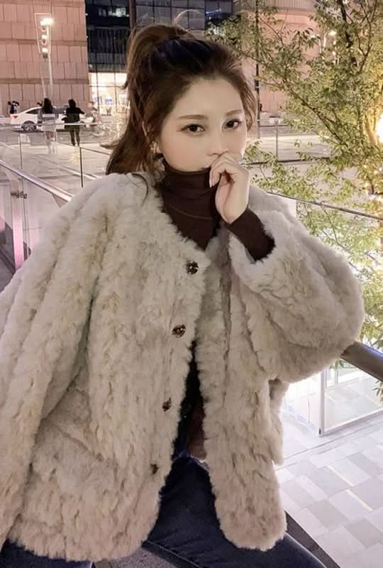 フワモコミディコートを着用した女性、ノーカラーデザイン、ボア素材、寒さ対策に最適。