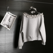 オフショルダーフリルスウェット