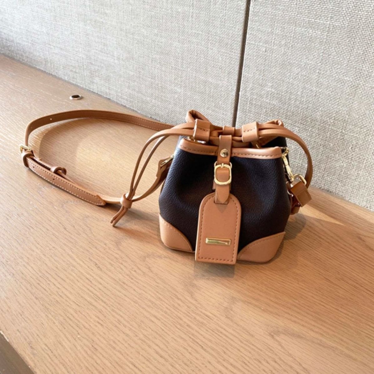 切り替えレザー巾着ショルダーバッグ　２色展開 - select store mirror me切り替えレザー巾着ショルダーバッグ　２色展開159790498mirror meselect store mirror me159790498ホワイト（小サイズ）