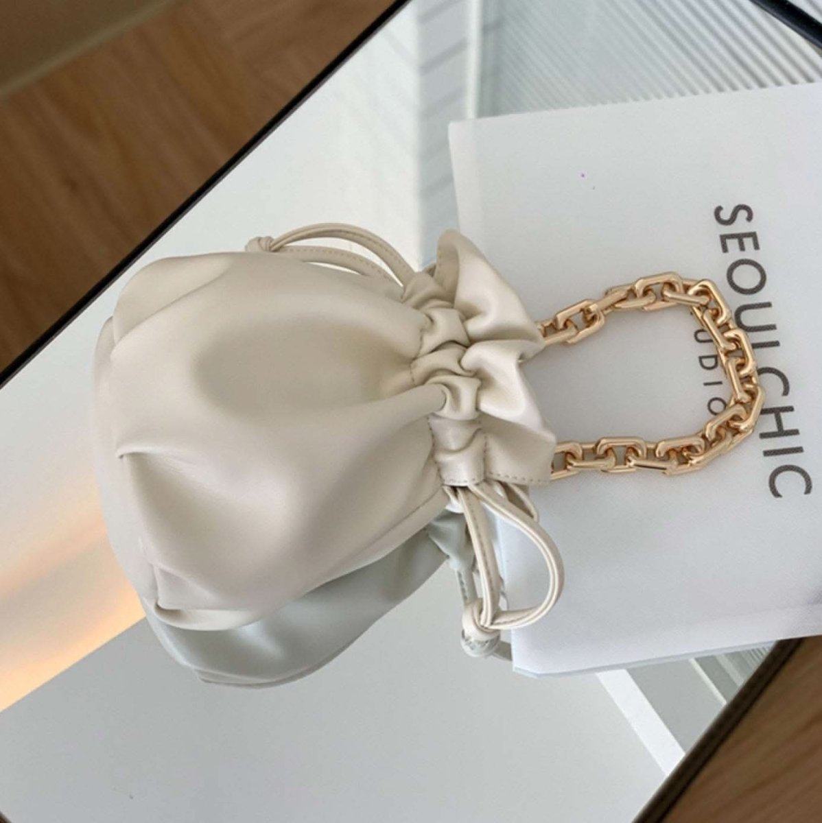 【動画あり】高品質エコレザーゴールドチェーン巾着バッグ　２色展開 - select store mirror me【動画あり】高品質エコレザーゴールドチェーン巾着バッグ　２色展開97424515mirror meselect store mirror me97424515ホワイト