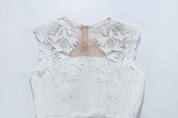 【2025春夏新作】繊細レース　プリーツタック ホワイトワンピース - select store mirror me【2025春夏新作】繊細レース　プリーツタック ホワイトワンピースselect store mirror meselect store mirror meS