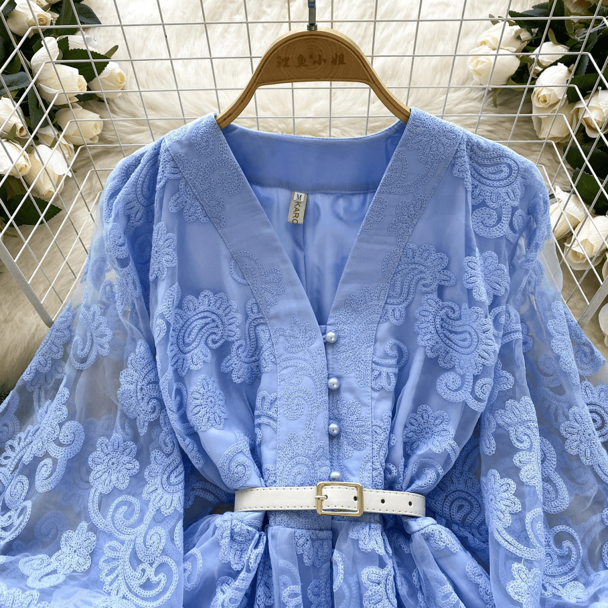 【2025春夏新作】刺繍レースＶネックワンピース【2色展開】 - select store mirror me【2025春夏新作】刺繍レースＶネックワンピース【2色展開】select store mirror meselect store mirror meスカイブルーS
