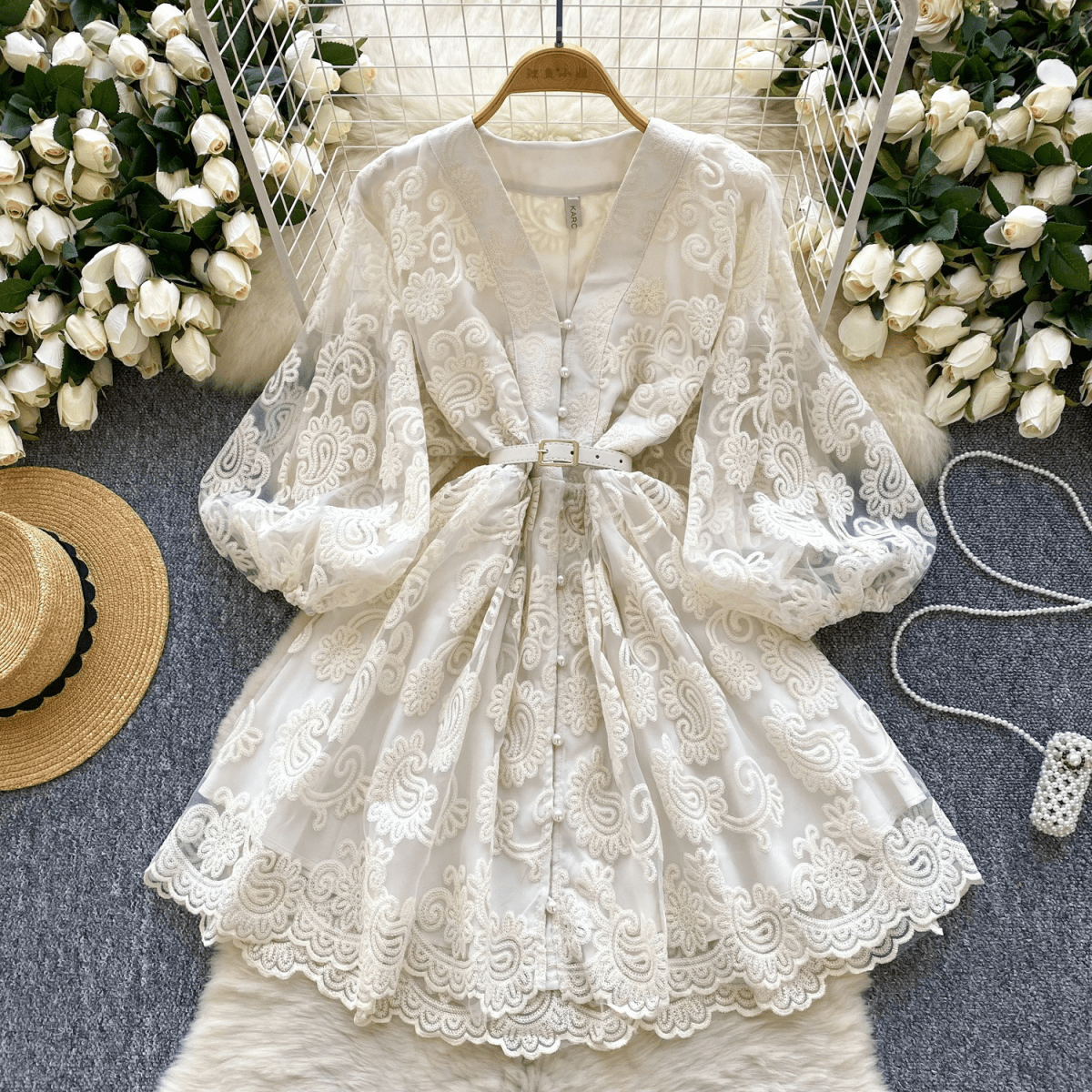 【2025春夏新作】刺繍レースＶネックワンピース【2色展開】 - select store mirror me【2025春夏新作】刺繍レースＶネックワンピース【2色展開】select store mirror meselect store mirror meアプリコットS