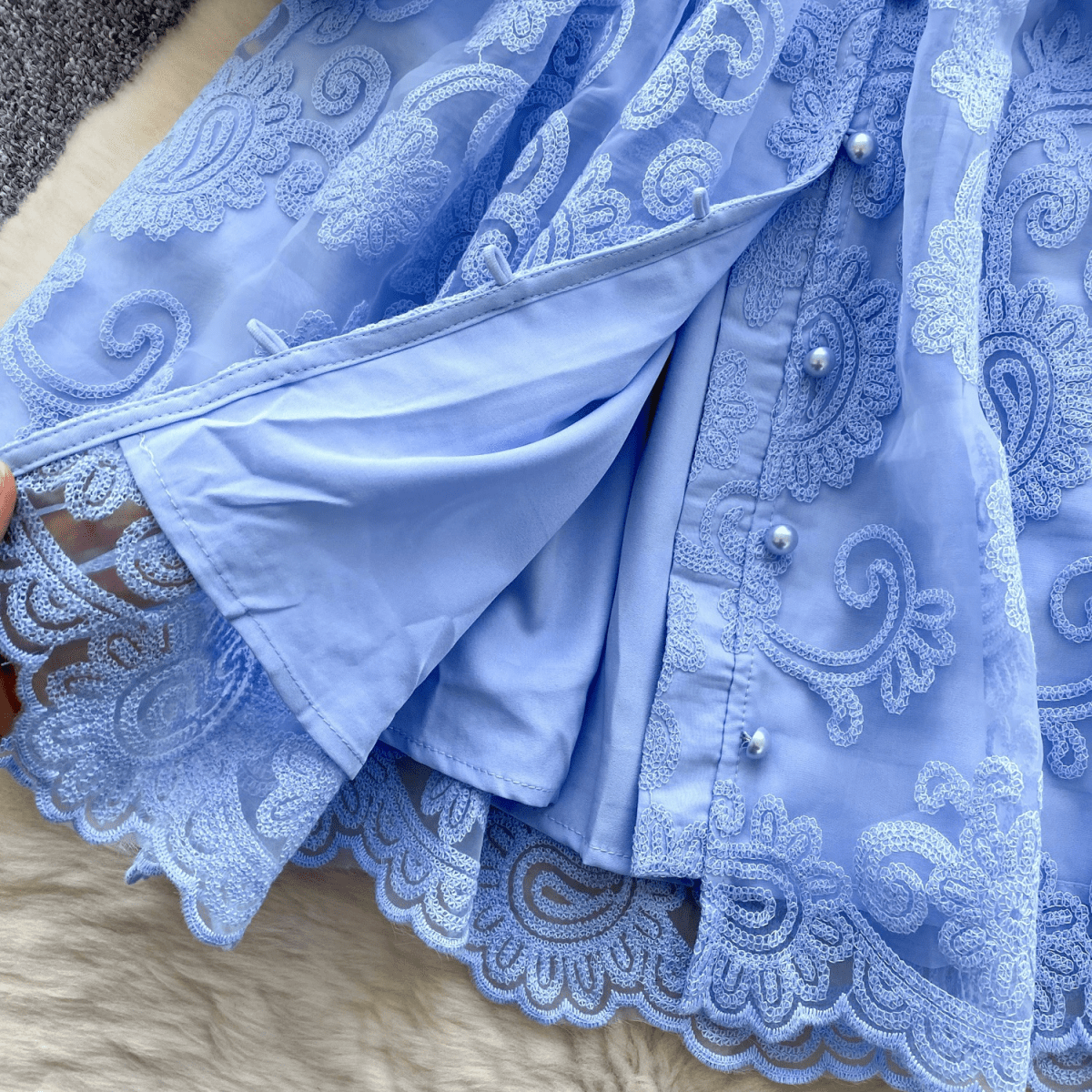 【2025春夏新作】刺繍レースＶネックワンピース【2色展開】 - select store mirror me【2025春夏新作】刺繍レースＶネックワンピース【2色展開】select store mirror meselect store mirror meスカイブルーS