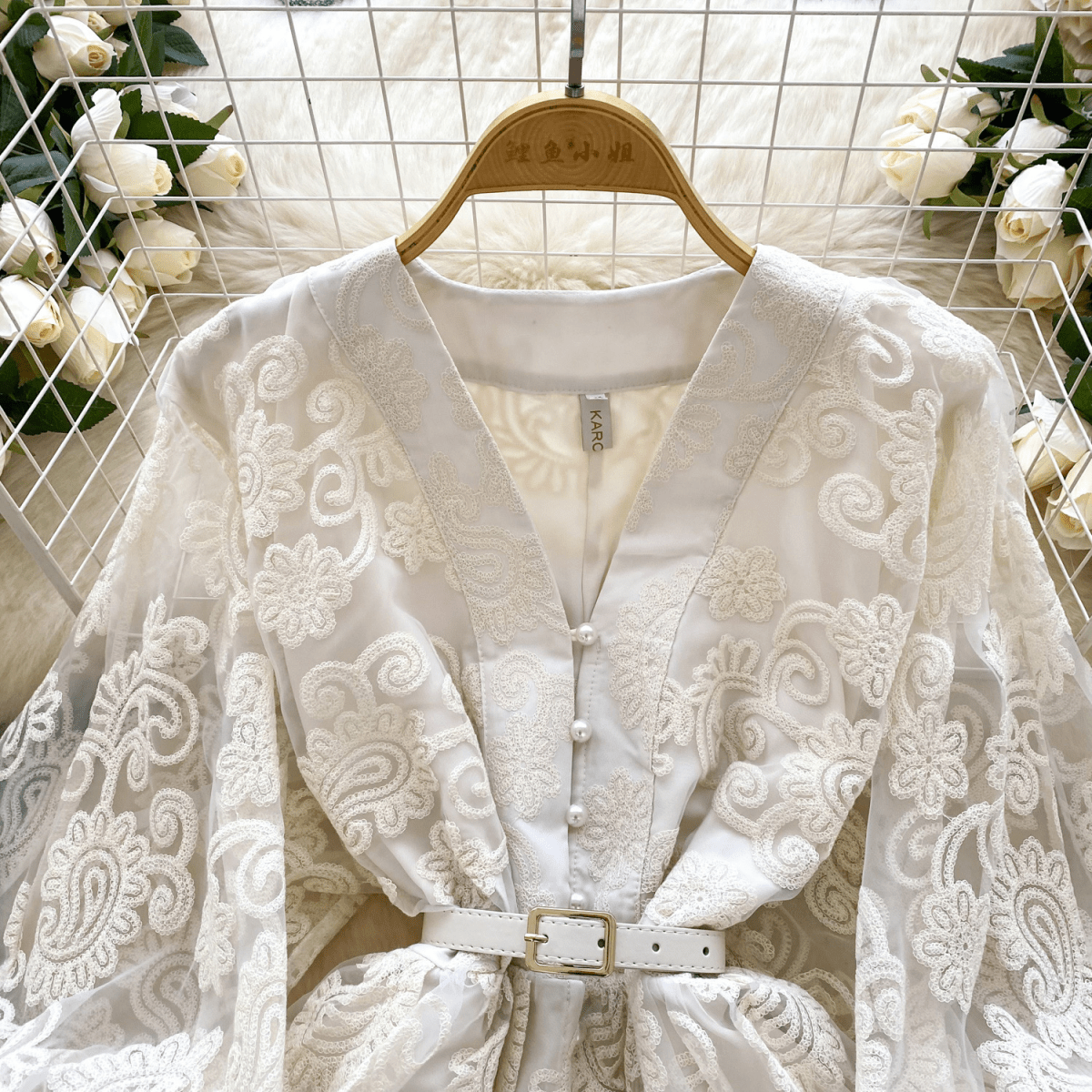 【2025春夏新作】刺繍レースＶネックワンピース【2色展開】 - select store mirror me【2025春夏新作】刺繍レースＶネックワンピース【2色展開】select store mirror meselect store mirror meアプリコットS
