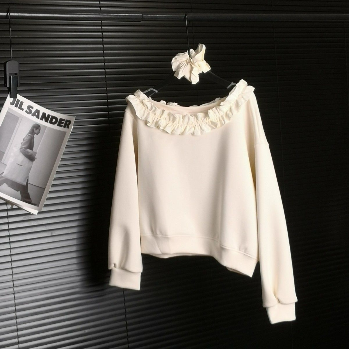 オフショルダーフリルスウェット