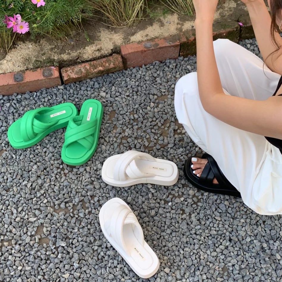 ＜大ヒット＞もっちりクロスフラットサンダル　３色展開 - select store mirror me＜大ヒット＞もっちりクロスフラットサンダル　３色展開179957069mirror meselect store mirror me179957069ホワイト２２.５cm