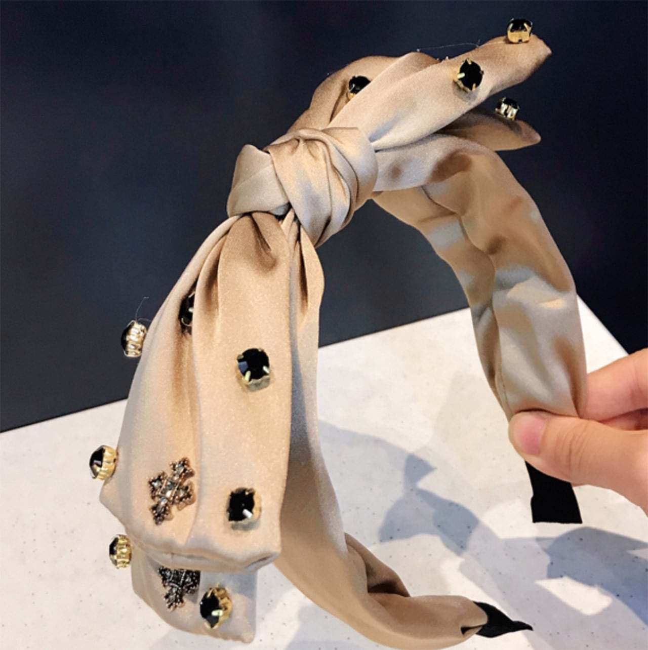 【動画あり】サテン生地クロスデザインビジュー付きビッグリボンカチューシャ　３色展開 - select store mirror me【動画あり】サテン生地クロスデザインビジュー付きビッグリボンカチューシャ　３色展開98464031mirror meselect store mirror me98464031オフホワイト