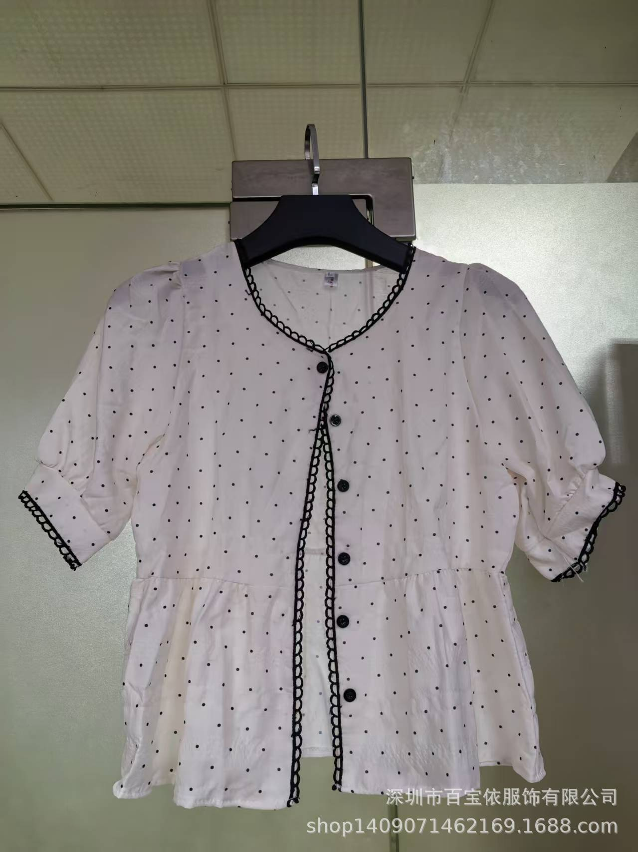 フレンチ V ネックレースブラウス