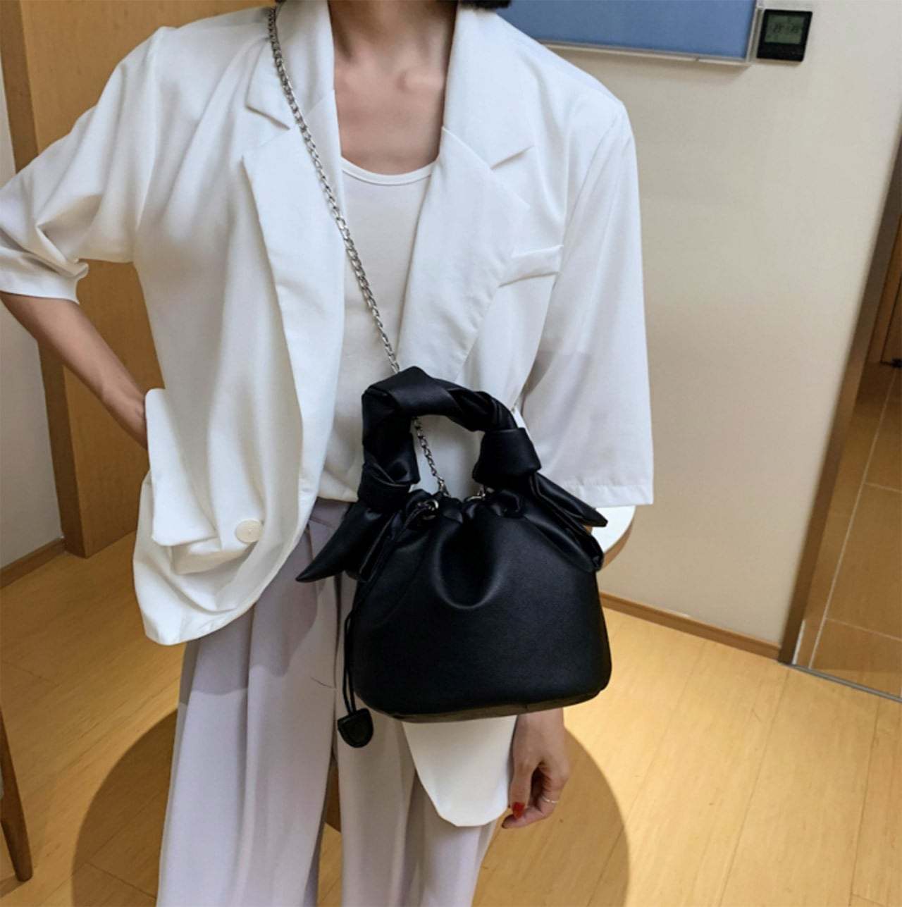 【動画あり】ねじれデザイン巾着シルバーチェーンバッグ　４色展開 - select store mirror me【動画あり】ねじれデザイン巾着シルバーチェーンバッグ　４色展開101005603mirror meselect store mirror me101005603ホワイト