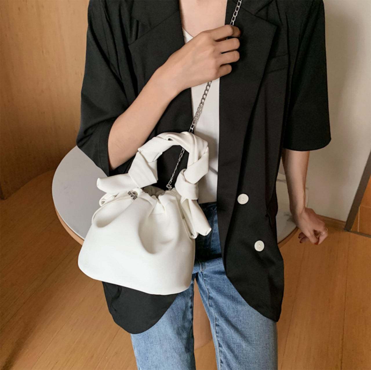 【動画あり】ねじれデザイン巾着シルバーチェーンバッグ　４色展開 - select store mirror me【動画あり】ねじれデザイン巾着シルバーチェーンバッグ　４色展開101005603mirror meselect store mirror me101005603ホワイト