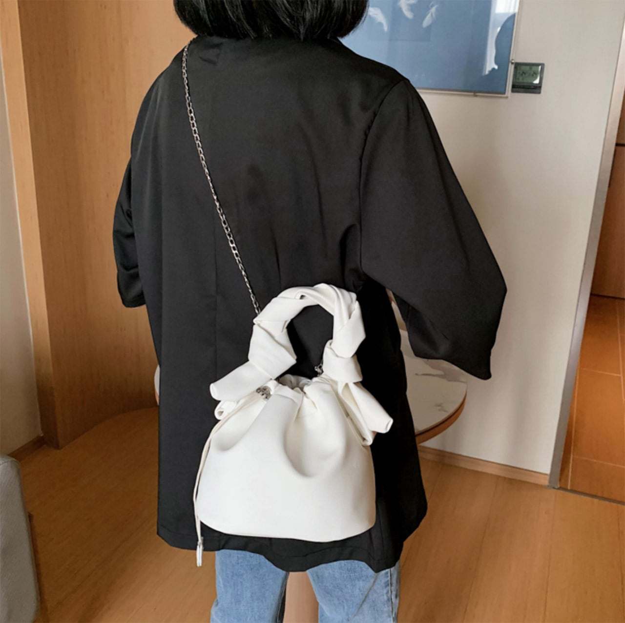 【動画あり】ねじれデザイン巾着シルバーチェーンバッグ　４色展開 - select store mirror me【動画あり】ねじれデザイン巾着シルバーチェーンバッグ　４色展開101005603mirror meselect store mirror me101005603ホワイト