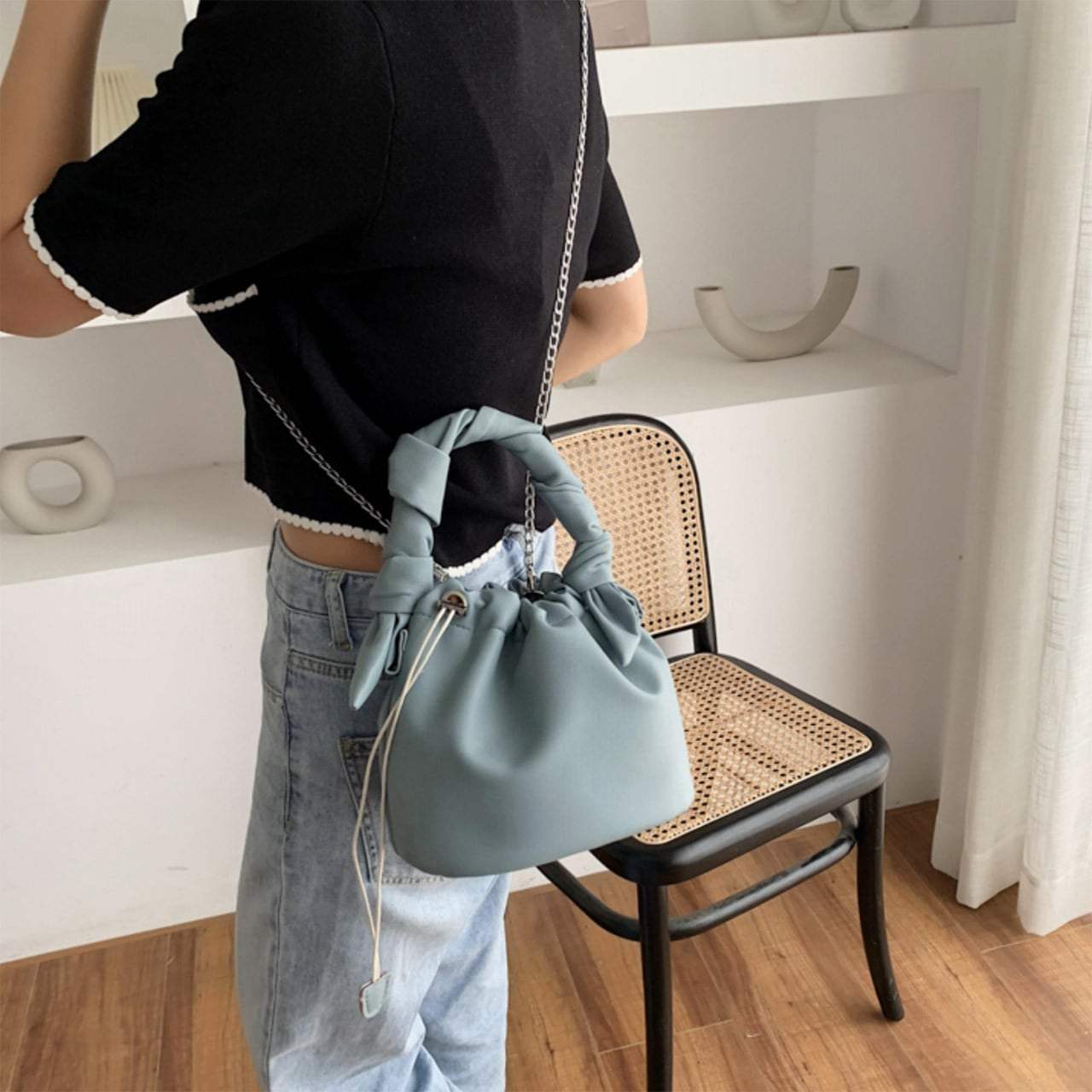 【動画あり】ねじれデザイン巾着シルバーチェーンバッグ　４色展開 - select store mirror me【動画あり】ねじれデザイン巾着シルバーチェーンバッグ　４色展開101005603mirror meselect store mirror me101005603ホワイト